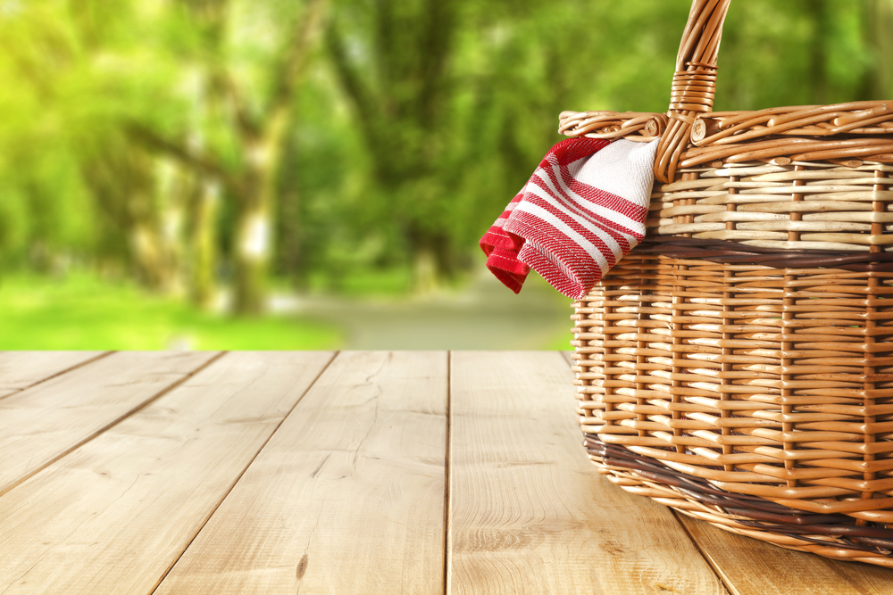 Red,napkin,picnic,basket,and,table,place